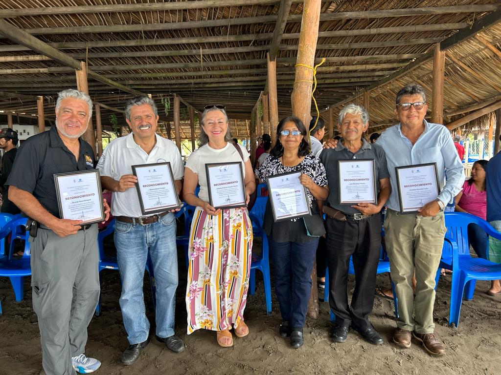 Compesca entrega un mdp a campamentos tortugueros de Lázaro Cárdenas