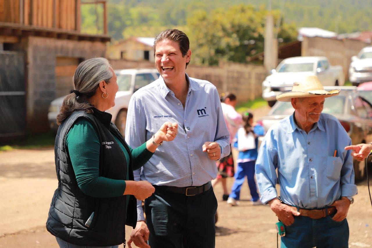 Entrega Alfonso Martínez material para la construcción en comunidades de Tiripetío