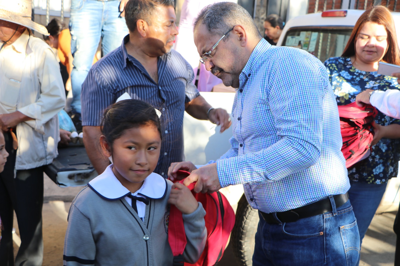 José Luis Téllez entregó 550 despensas y paquetes de huevo, 124 pacas de teja de cartón y 550 mochilas en diversas partes del Municipio