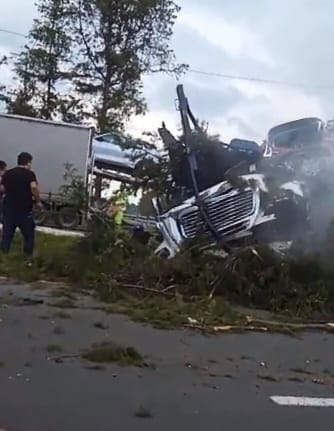 Un camión tipo nodriza que trasladaba vehículos nuevos sufrió un aparatoso accidente