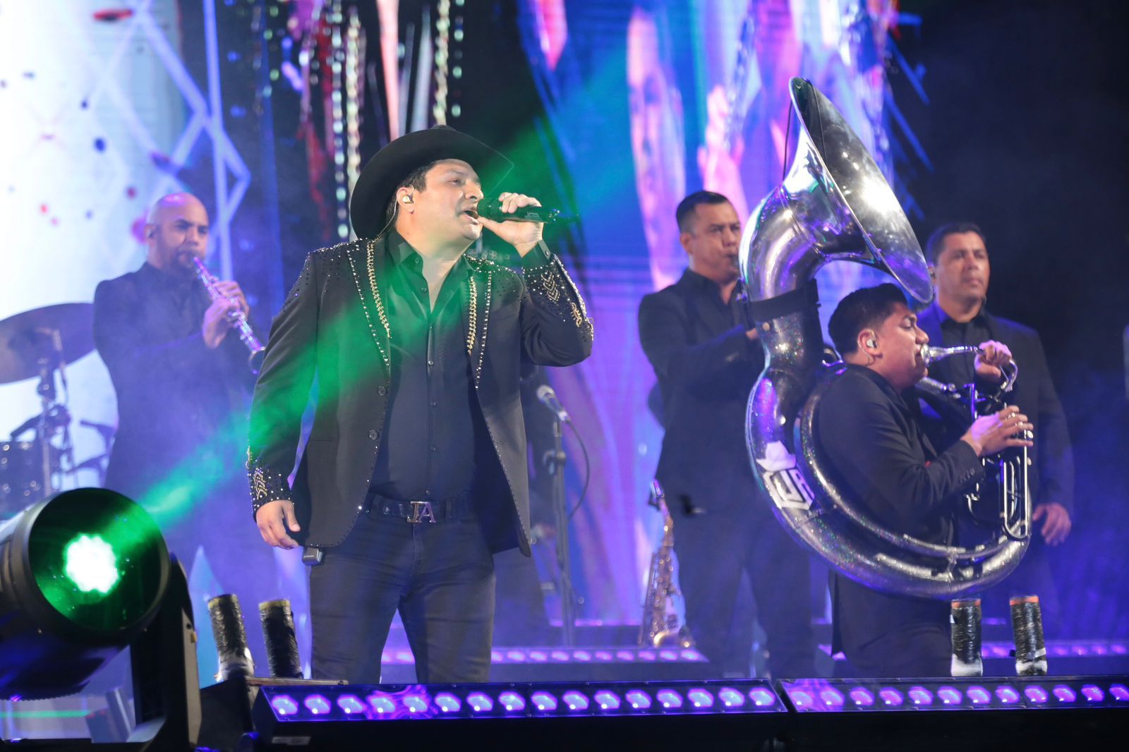 Bailó Michoacán con Julión; más de 100 mil personas cantaron a todo pulmón en la Madero