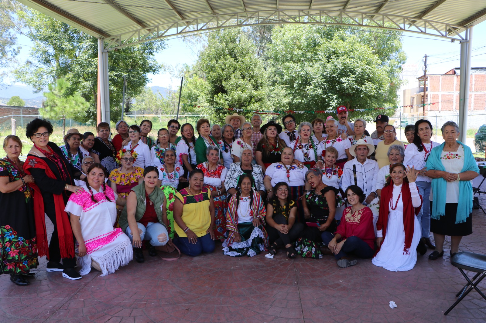 Graciela Guzmán asistió a la Mañanita Mexicana de la Estancia del Adulto Mayor