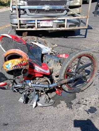 Un motociclista resultó lesionado al ser impactado por una camioneta