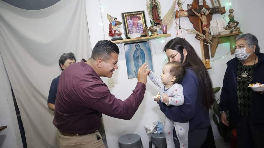 Cierra filas Víctor Zurita con familias de la colonia Las Flores