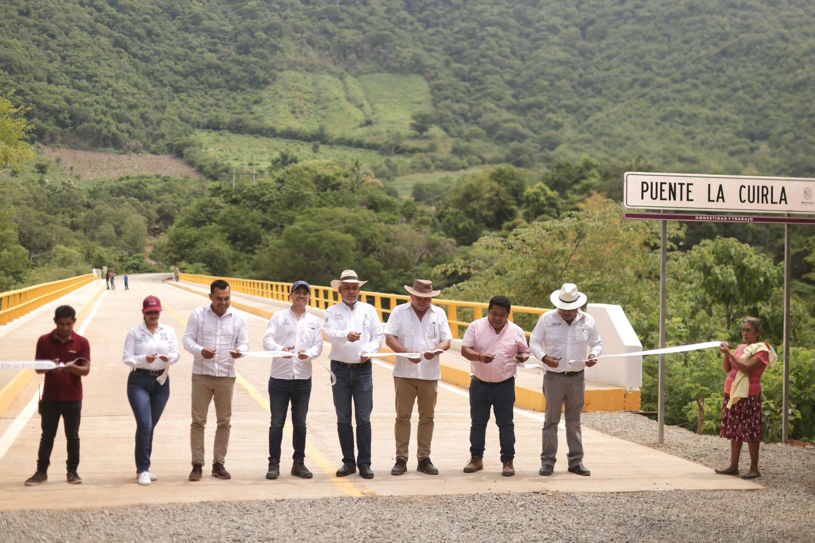 Inaugura Bedolla puente La Cuirla; obra que conecta a 8 comunidades de Aquila