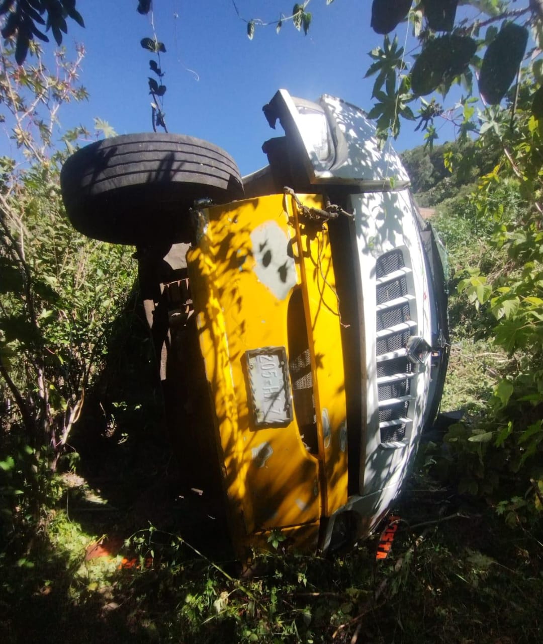 Conductor de un camión de pasajeros perdió el control y cayó a un barranco