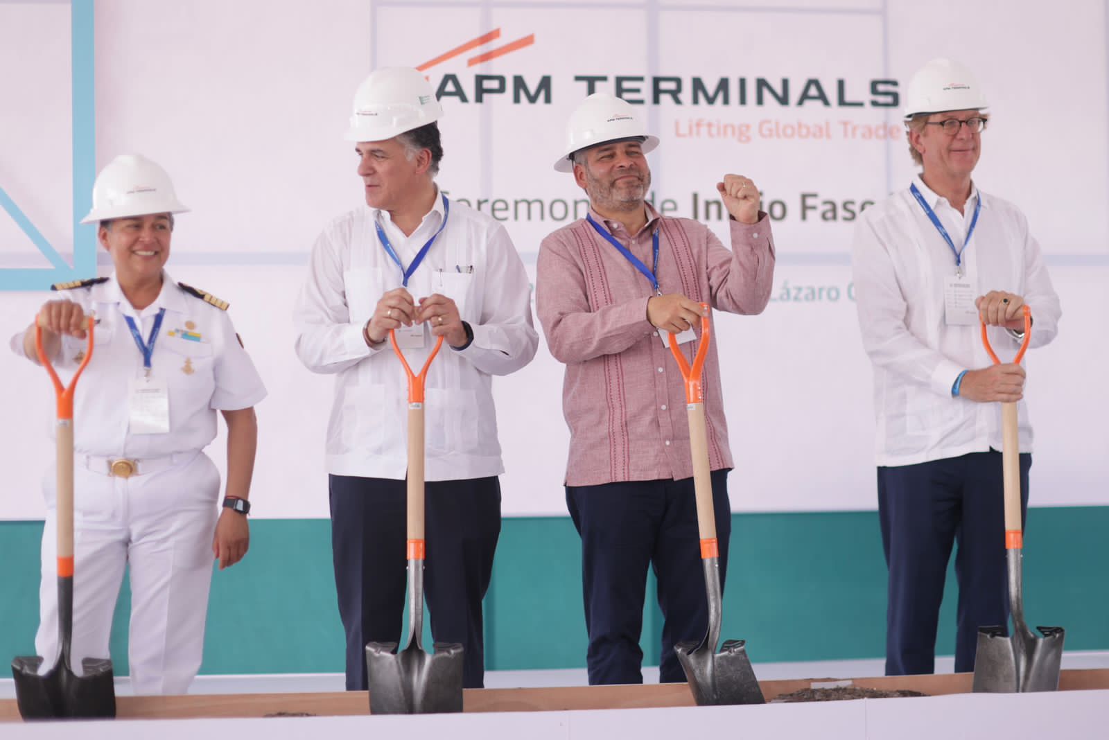 Bedolla y APM anuncian inversión de 140 mdd para ampliación de terminal en LC.