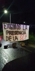 Padres de familia de la Escuela Primaria Nezahualcóyotl bloquean carretera en protesta por la gestión del Director.