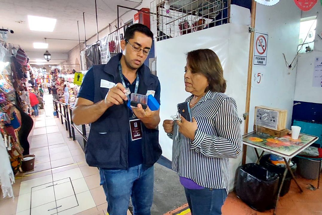 SSM clora 7 mil litros de agua en Mercado de Dulces de Morelia.