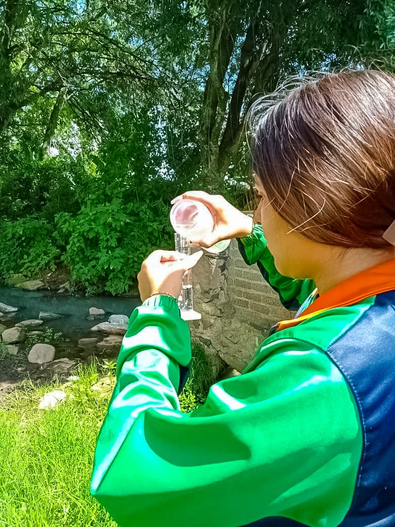 Estudiantes del Cecytem monitorean calidad del agua en Tzintzuntzan.