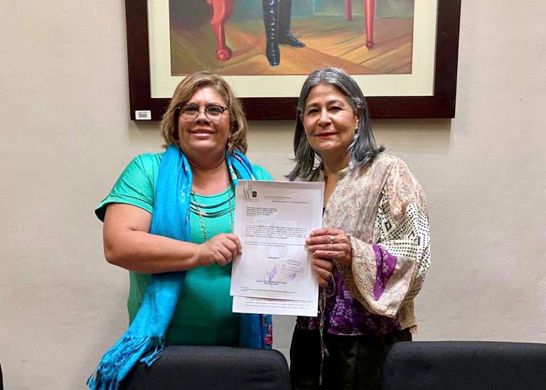 Entrega Mayela Salas, informe de Actividades Legislativas.