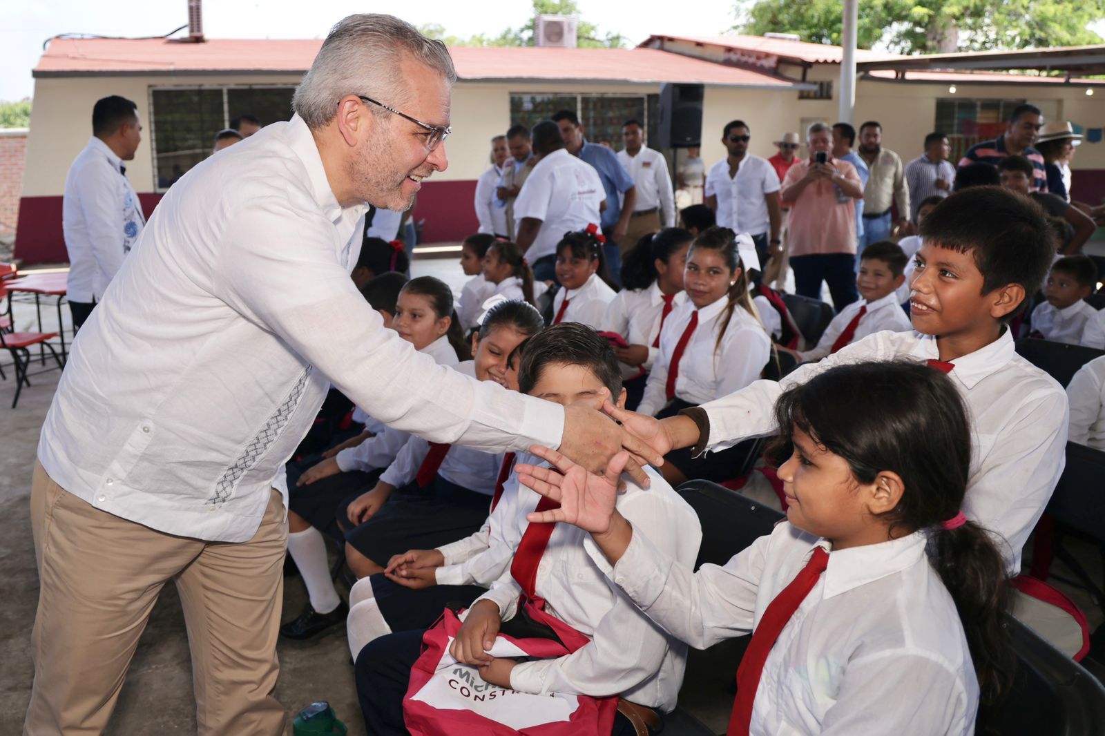 Inaugura Bedolla obra de escuela afectada por sismo en Coahuayana