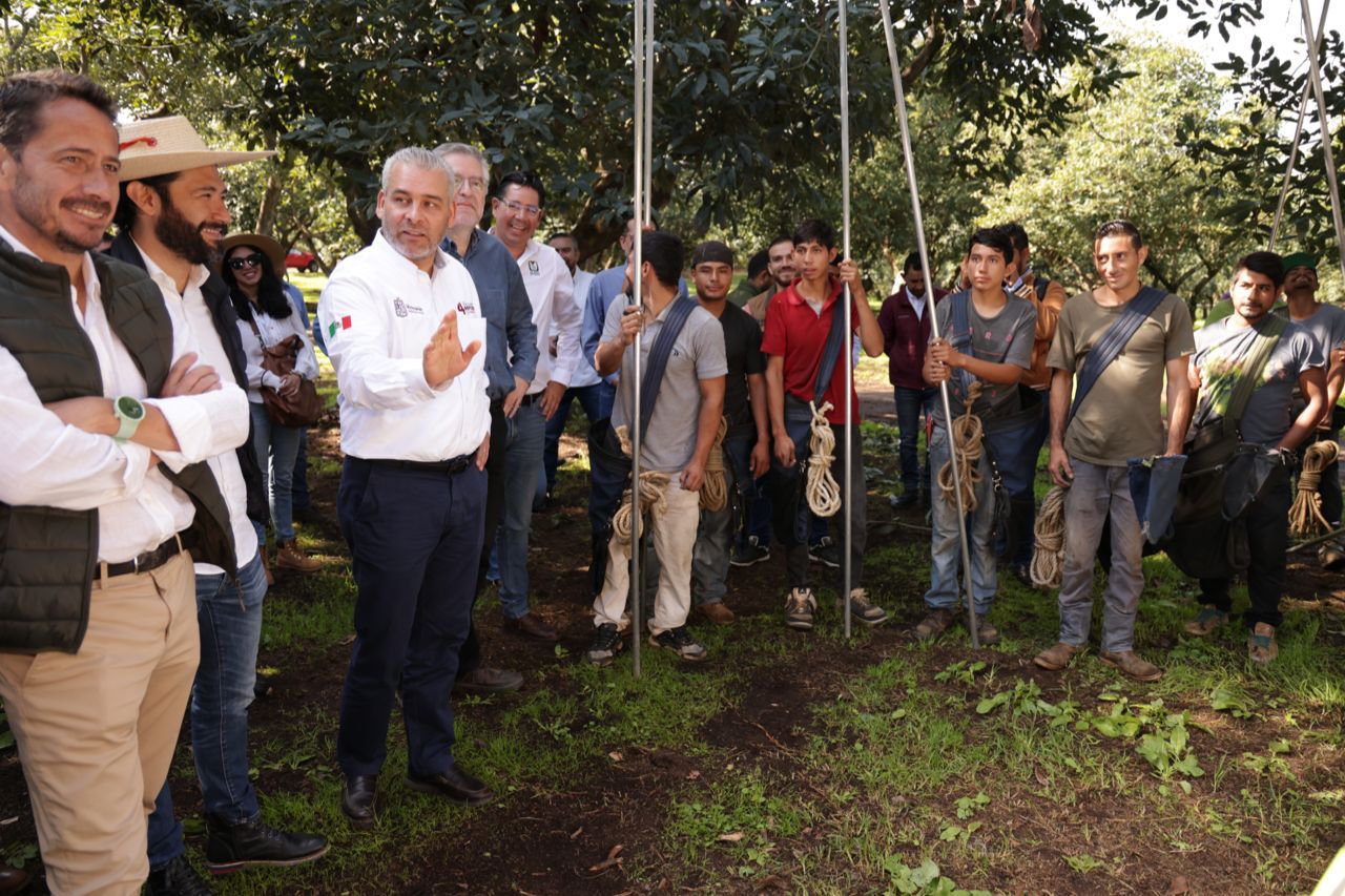Bedolla y STPS se reúnen con cortadores y empacadores de aguacate en Uruapan.