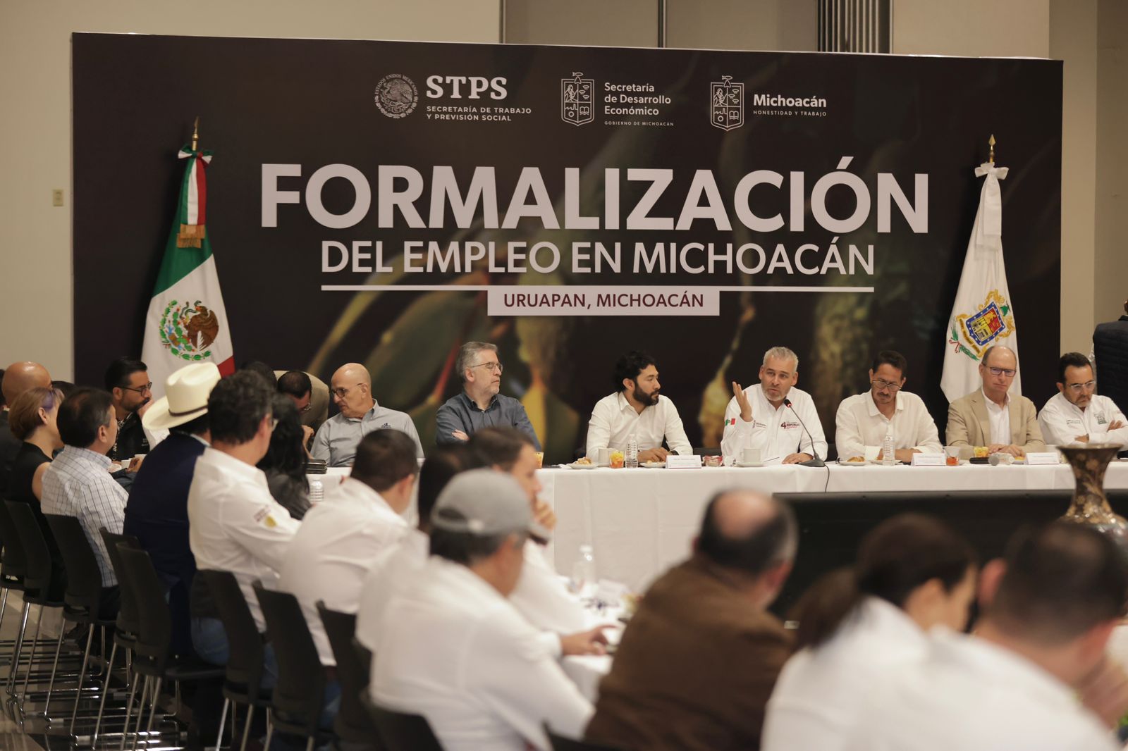 Bedolla y STSP refuerzan acciones con aguacateros para la formalización laboral.