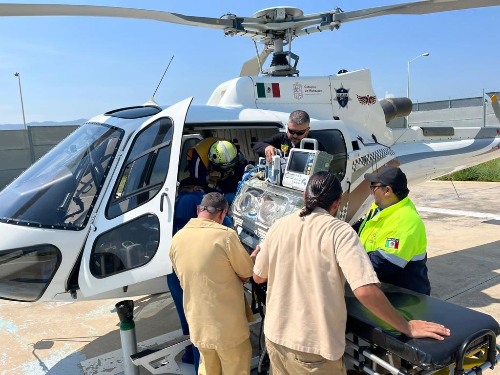 En helicóptero, traslada SSP a neonato con complicación pulmonar.