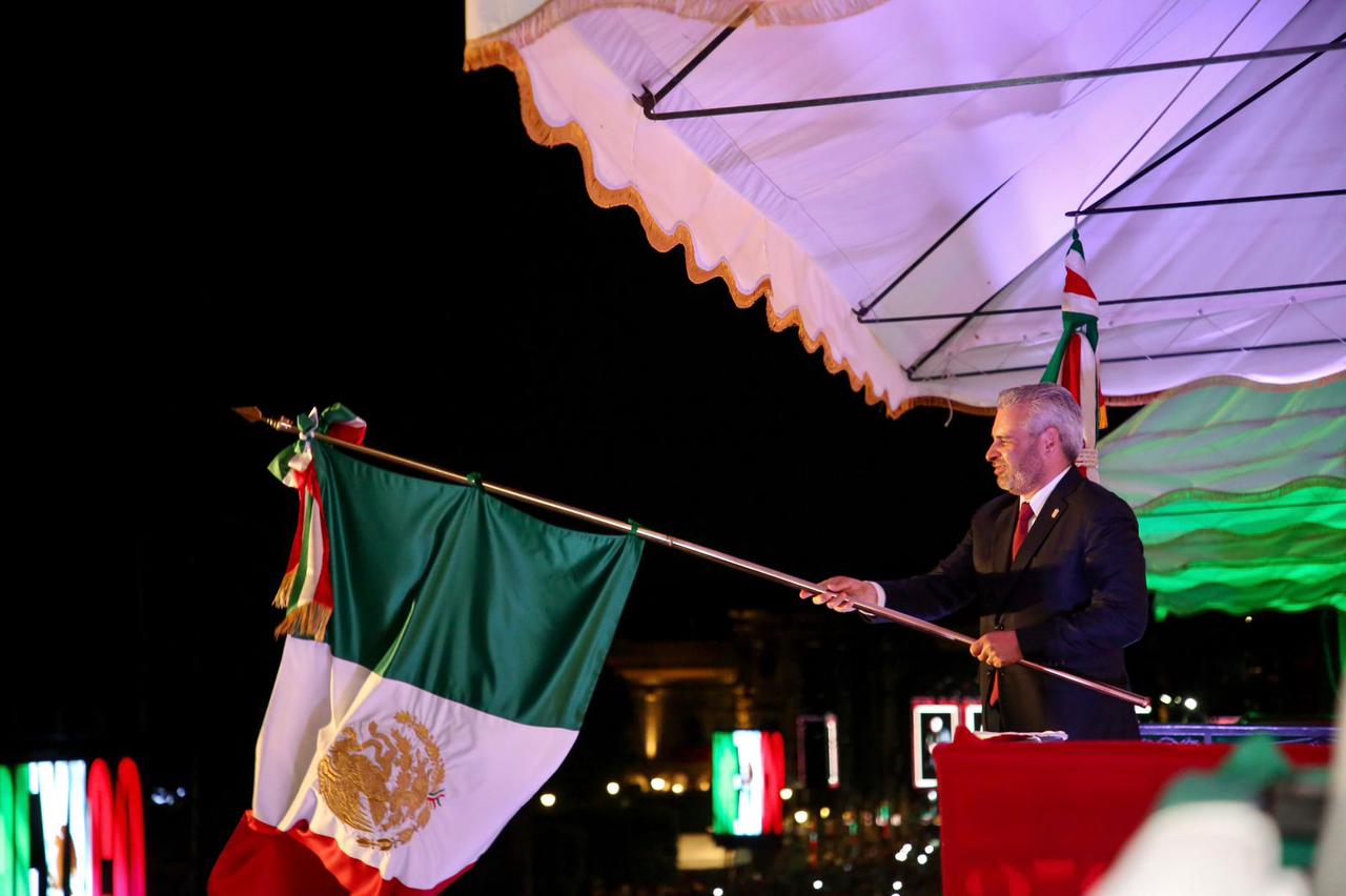 Junto a más de 100 mil michoacanos da Bedolla tradicional Grito de Independencia