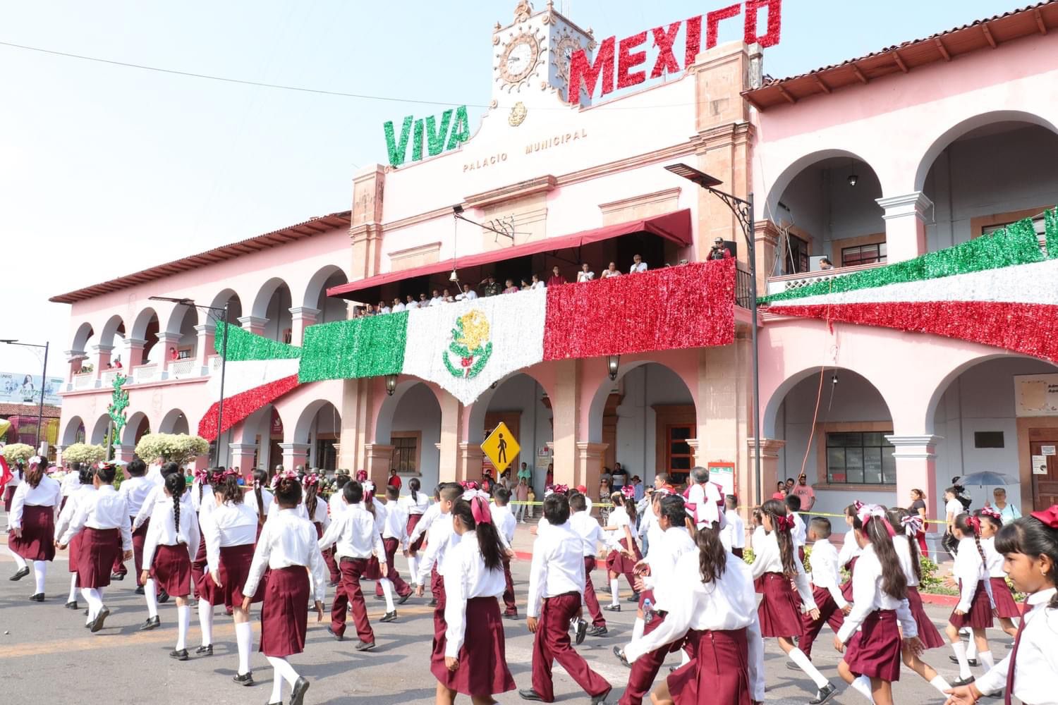 Con saldo blanco concluyen festividades y desfiles patrios en Michoacán.