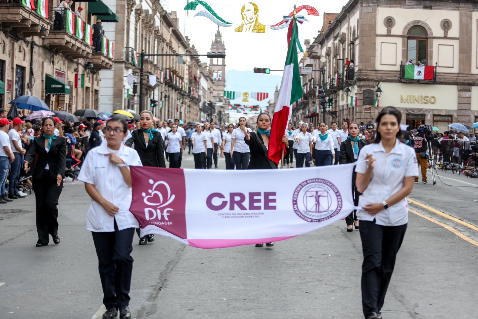 Desfila por primera ocasión licenciatura en Terapia Física del CREE.