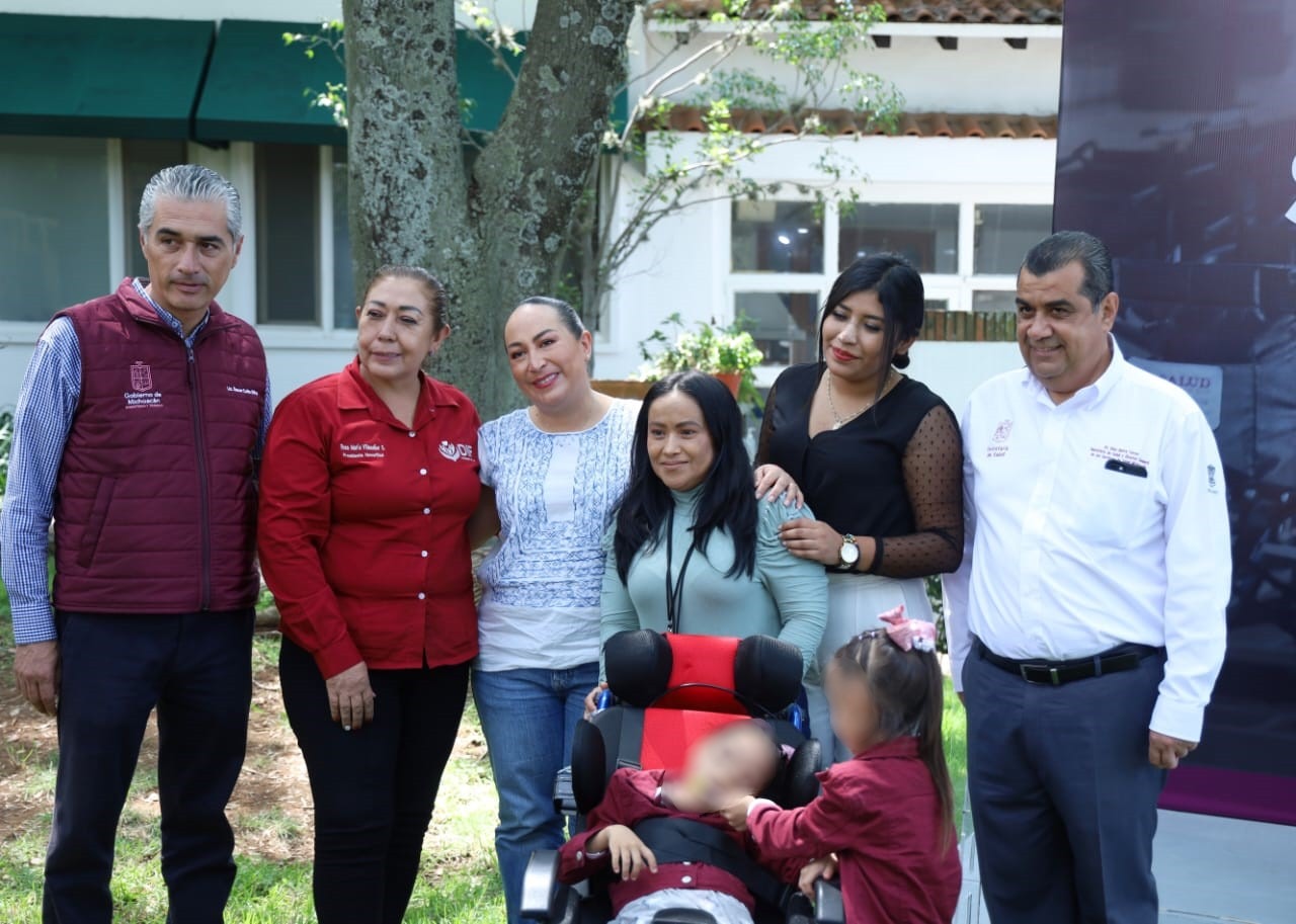 Entregan SSM y DIF sillas de ruedas neurológicas a menores con discapacidad motriz