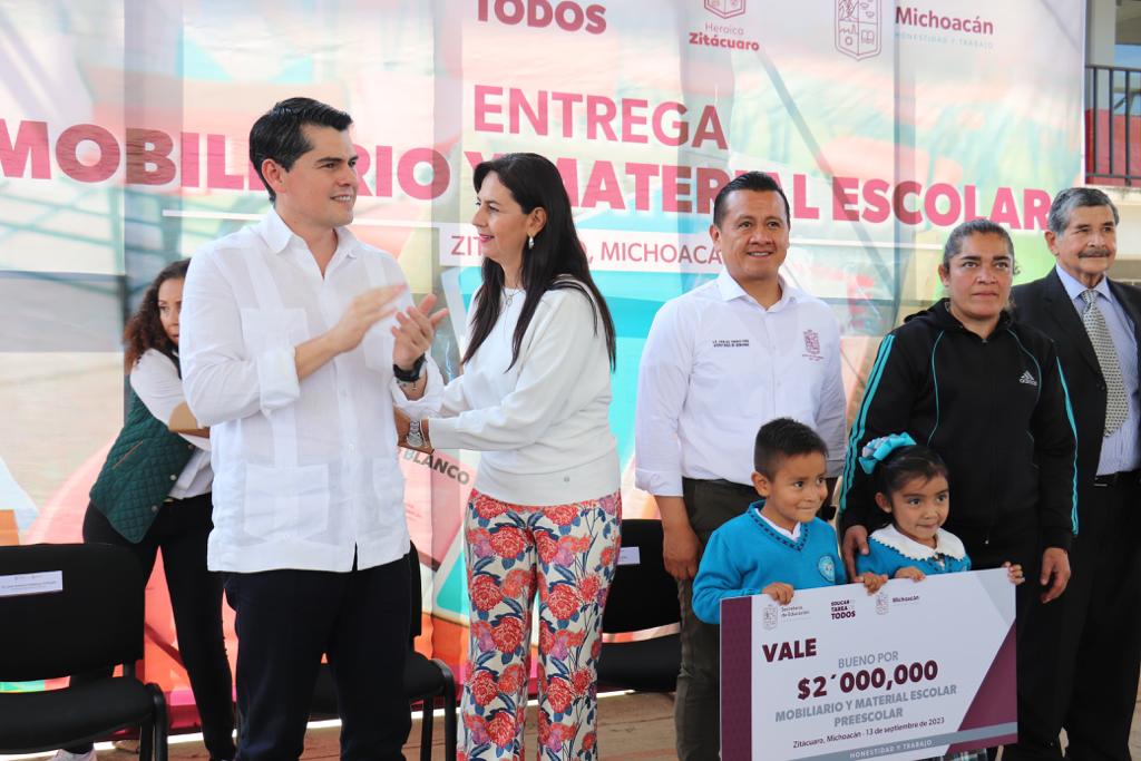 Entregan gobierno municipal y estatal mobiliario escolar a más de 110 escuelas 