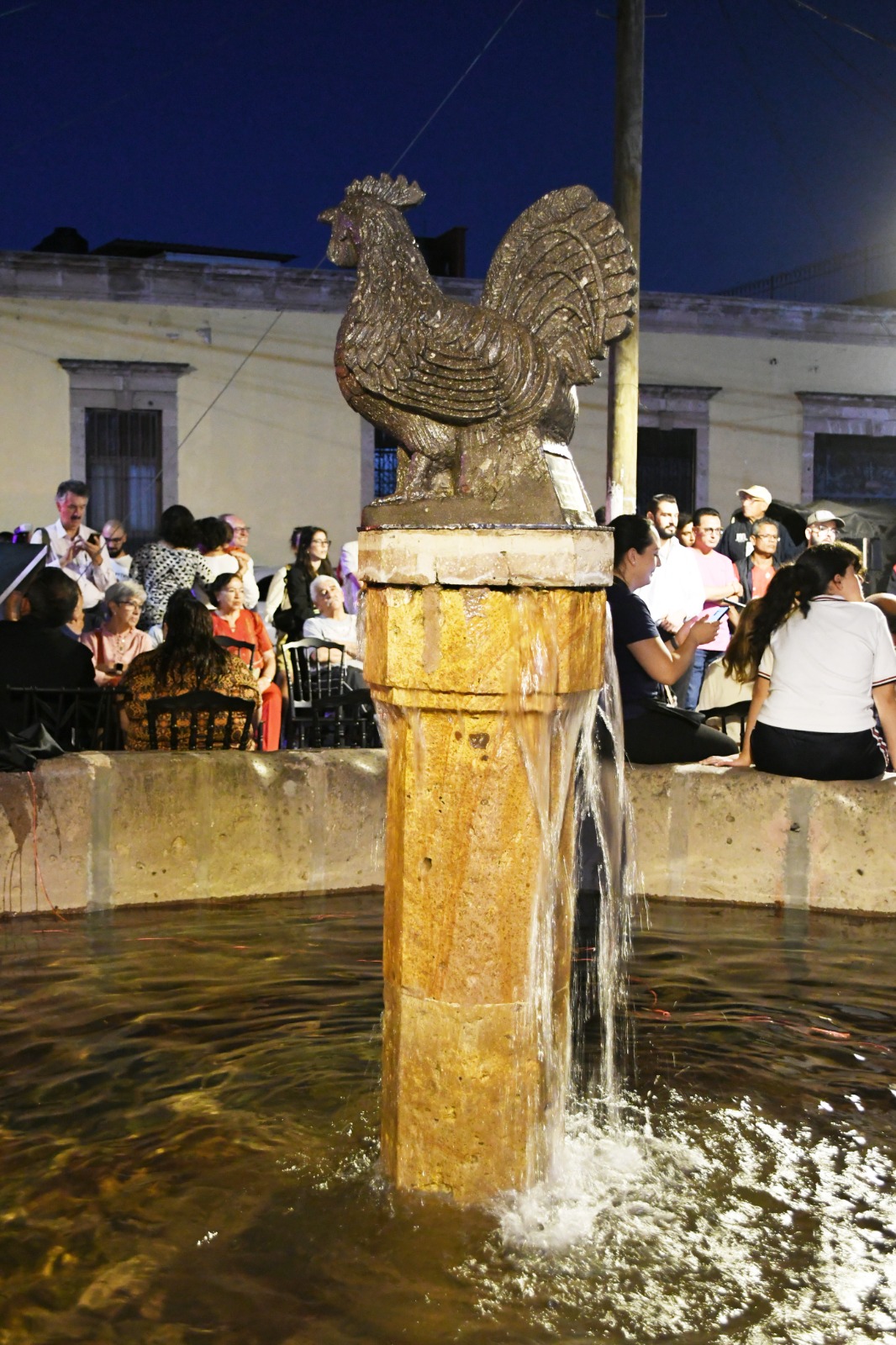 Gobierno Municipal coloca nueva escultura en la Pila del Gallo.