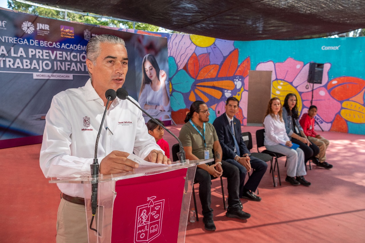 DIF Michoacán entrega becas académicas a menores en situación de trabajo