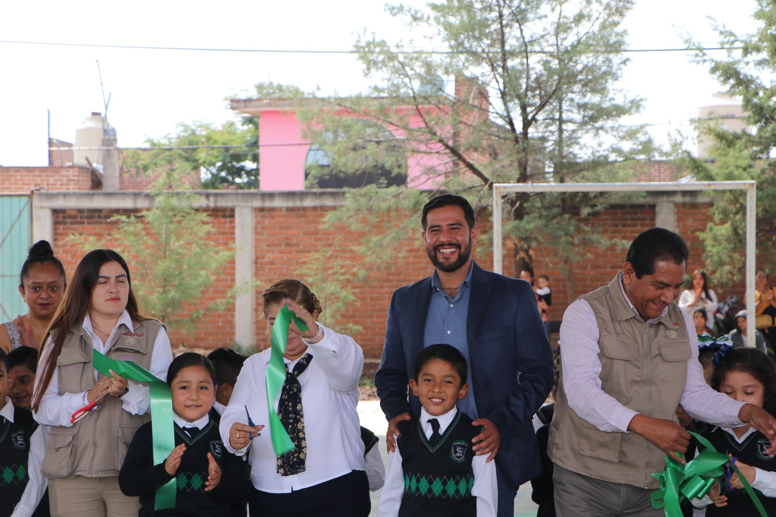 El Regidor, Luis Gildardo López Bernal y Margarito Fierros Tano, inauguraron la cancha de usos múltiples de la Primaria Arturo G. Rodríguez.