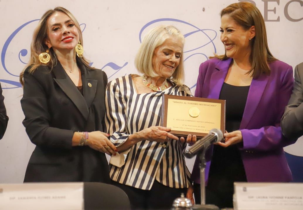 Para Ana Luz Compeán, Condecoración Mérito al Turismo Michoacano 2023.