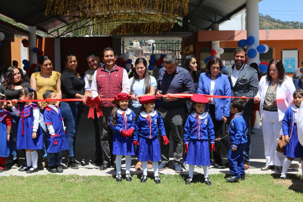 Funcionarios Municipales y Federales, inauguran obras del programa la escuela es Nuestra, en el Jardin de niños Francisco Sosa.
