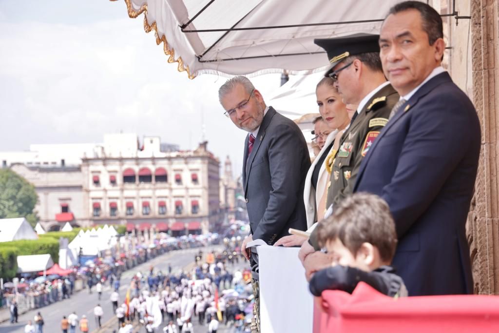 Miles disfrutan desfile cívico militar con motivo del natalicio de Morelos