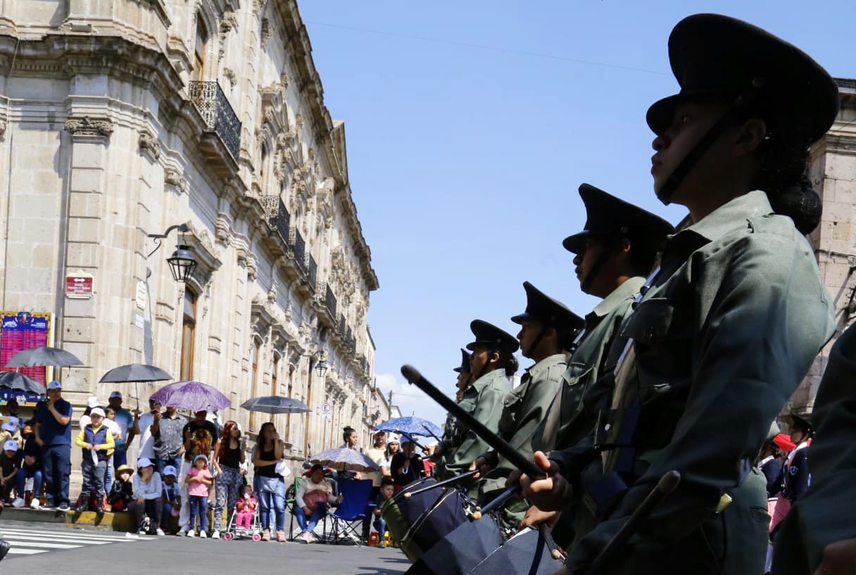 Campeones nacionales de banda de guerra escolar participan en desfile