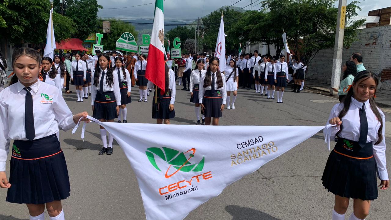 Estudiantes del Cecytem participan en el desfile de Apatzingán