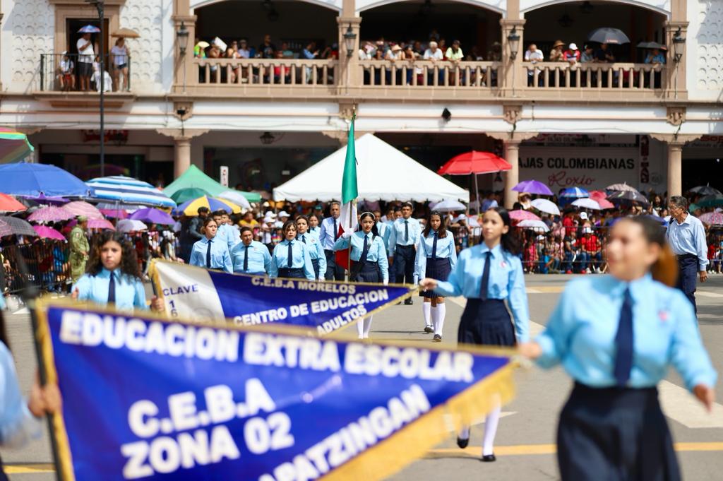 Más de 5 mil 500 docentes y alumnos engalanan desfile de Apatzingán