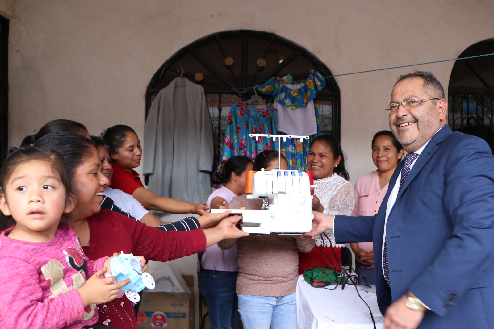 ​José Luis Téllez entregó máquina de coser a mujeres emprendedoras de San Bartolo