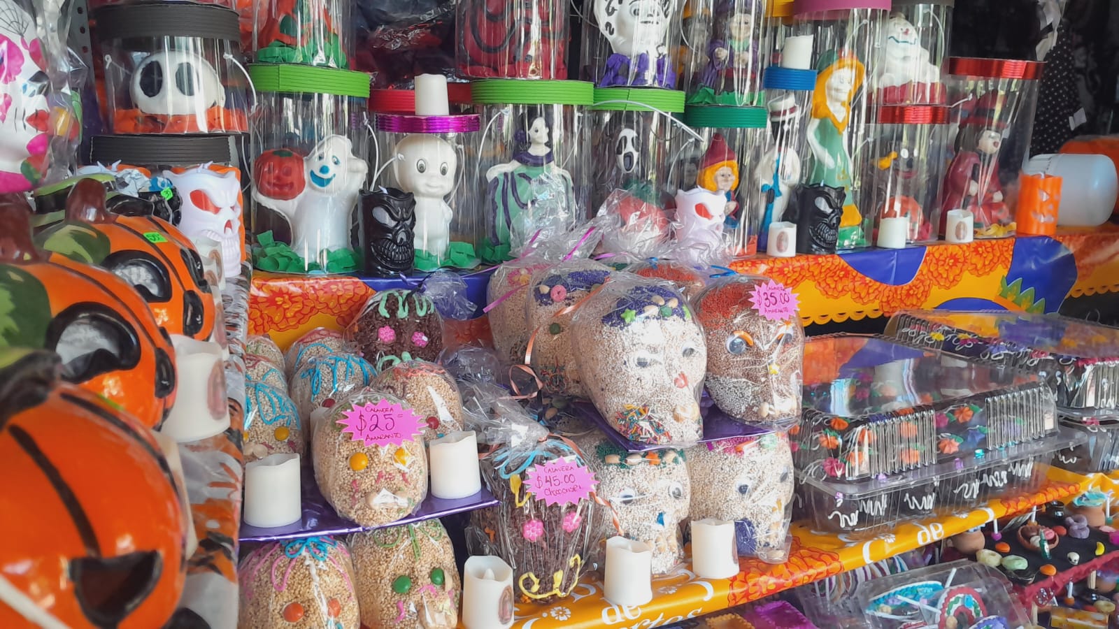 Listos los comerciantes de temporada por el Día de Muertos