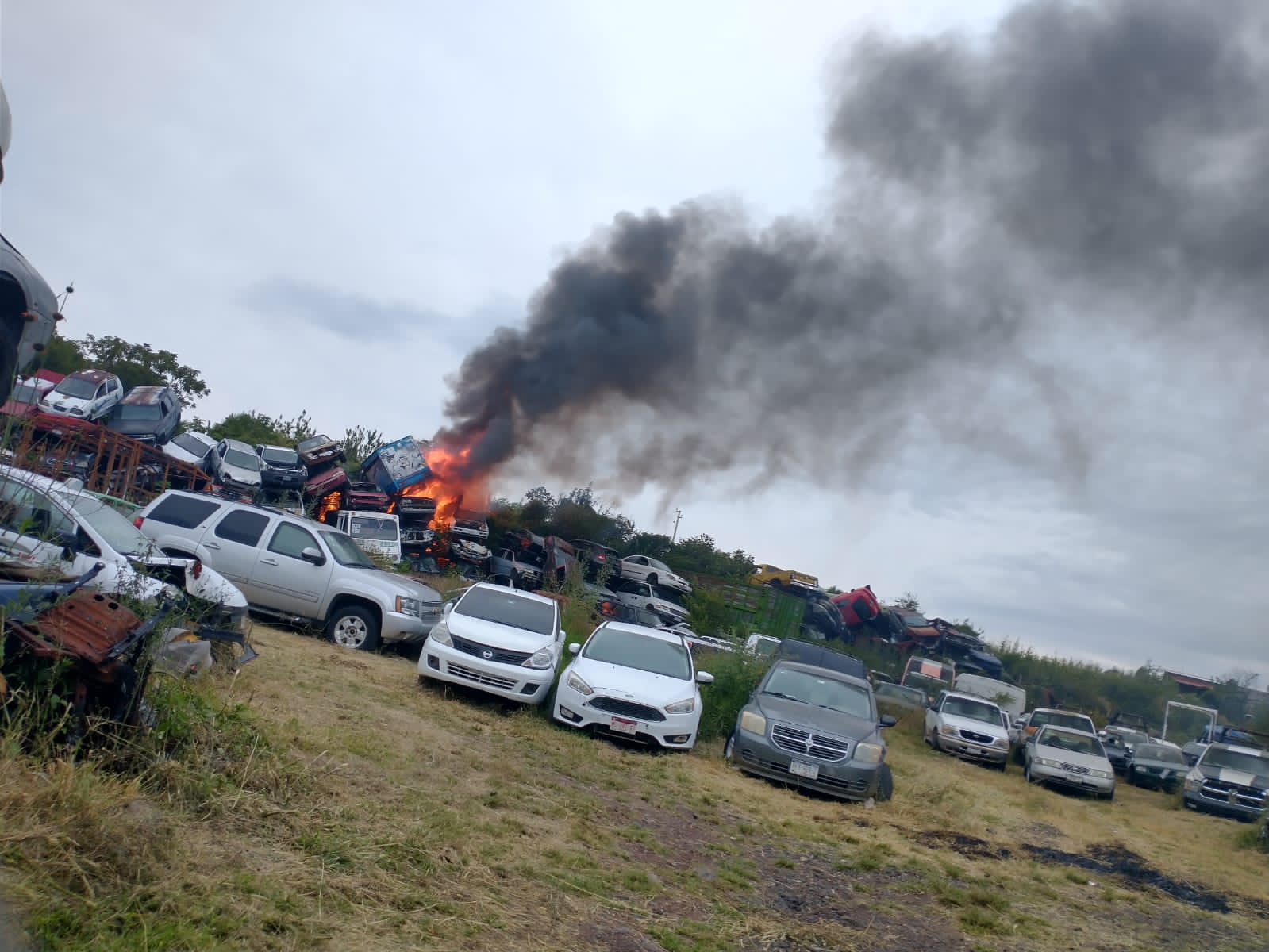 Atienden Bomberos Municipales y Policía Morelia, incendio en corralón de salida a Quiroga