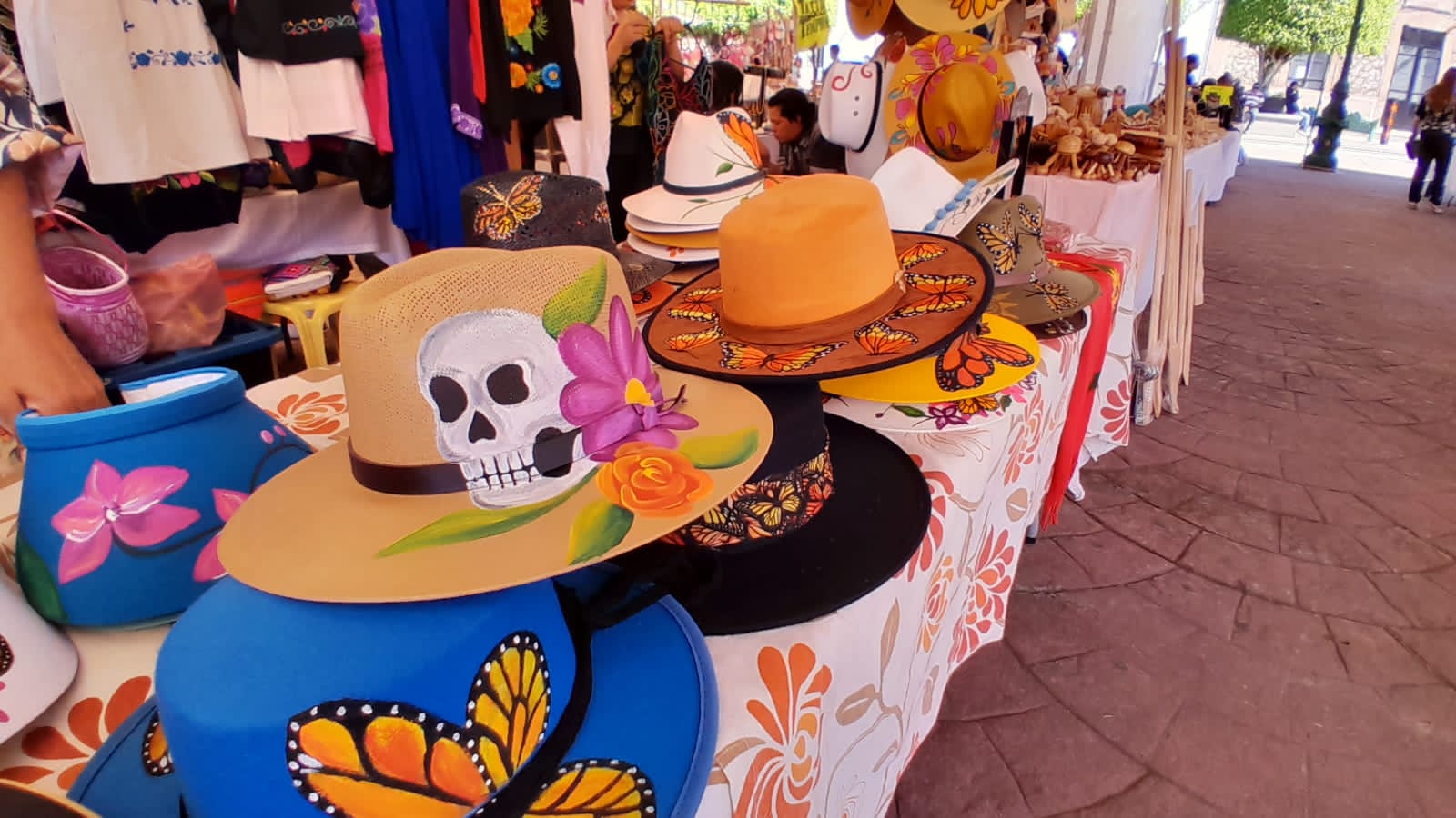 Listos los comerciantes por el día de muertos en el Jardín Central Benito Juárez