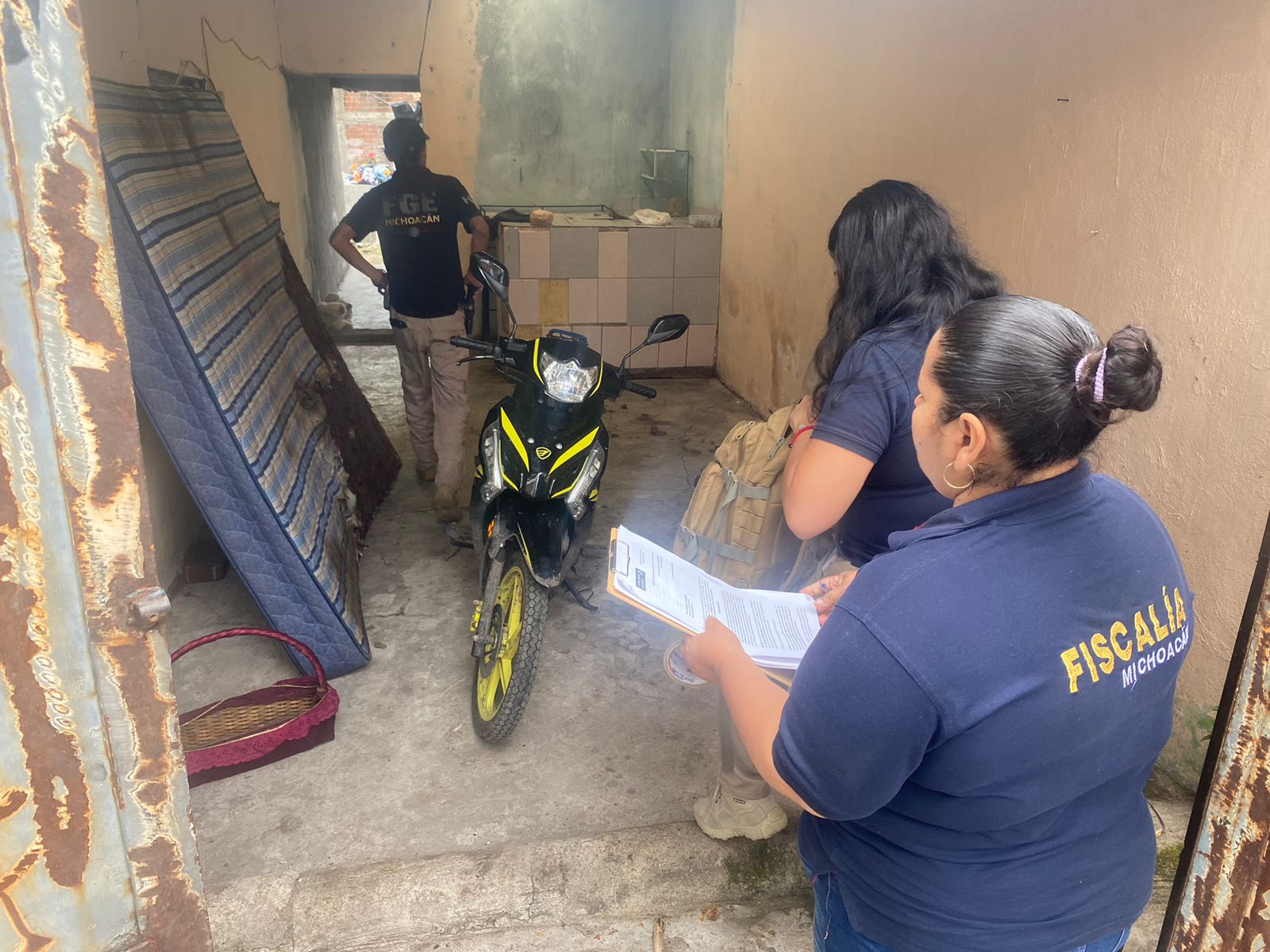 En cateo, asegura FGE inmueble relacionado en conductas ilícitas y asegura una motocicleta con reporte de robo
