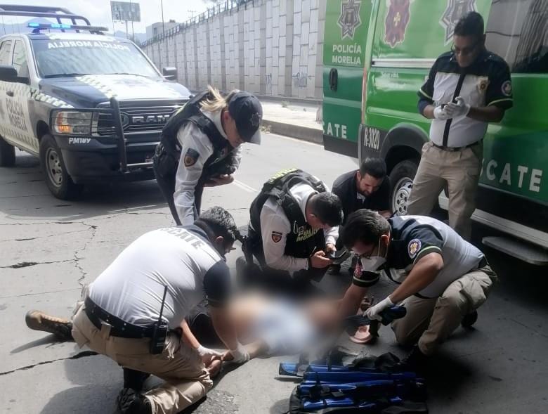 Mientras recibía atención médica en el Hospital Civil perdió la vida el hombre que se arrojó del puente