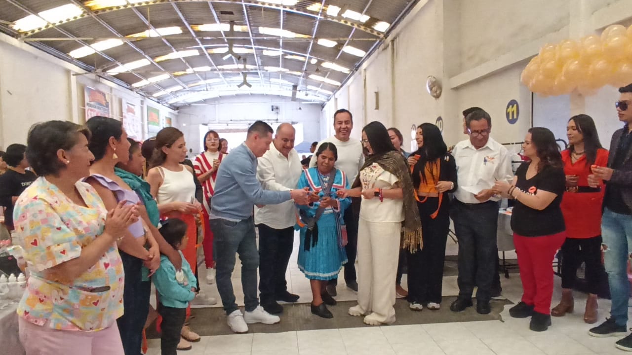 Participan más de 70 emprendedoras en Mercadito Naranja realizado en Zitácuaro