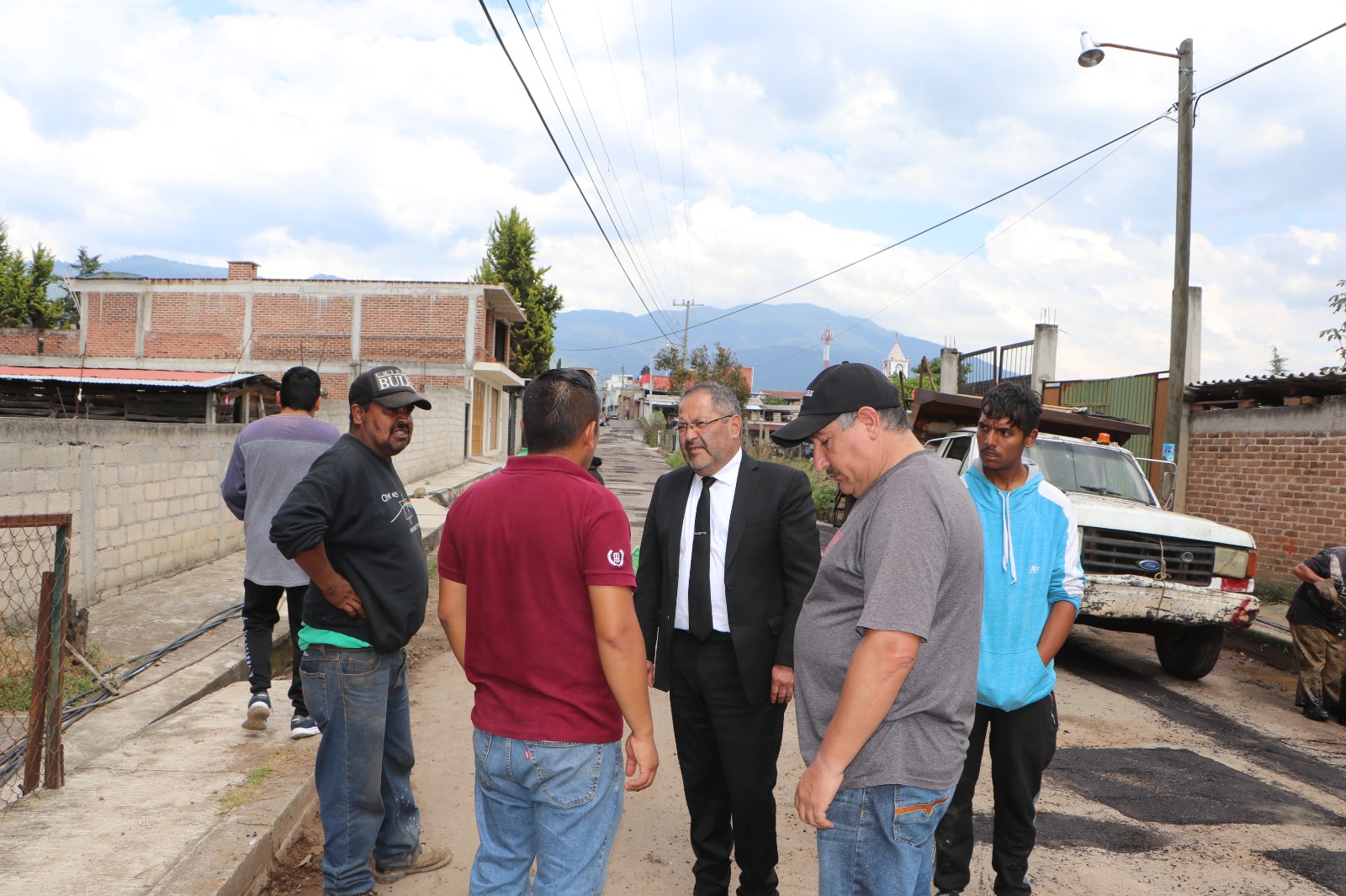José Luis Téllez supervisó trabajos de bacheo en la Calle Vásquez Pallares de la Tenencia de San Pedro Jácuaro