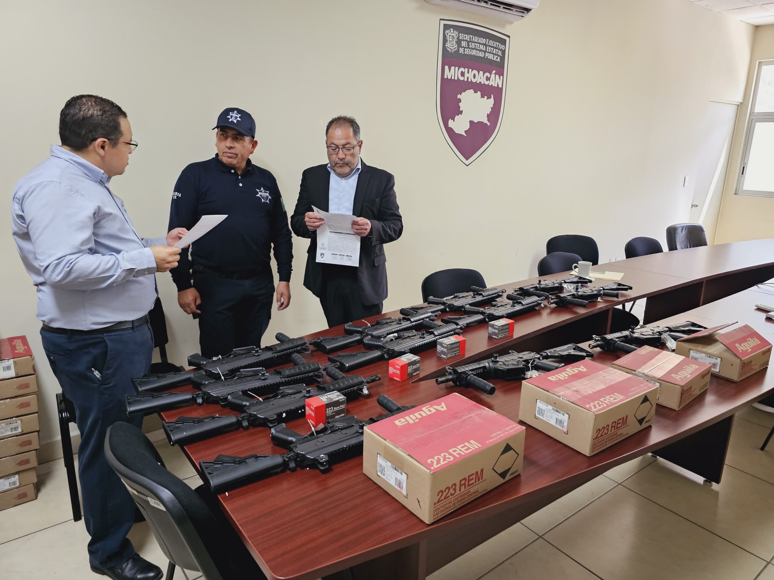 La secretaria ejecutiva del Sistema Estatal de Seguridad Pública, entrega armamento a la DSP de Hidalgo.