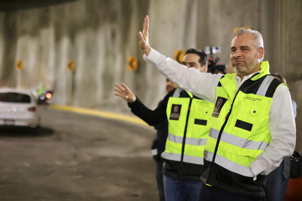 Distribuidor vial Paso Morelos, abierto a la circulación al 100%: Bedolla.