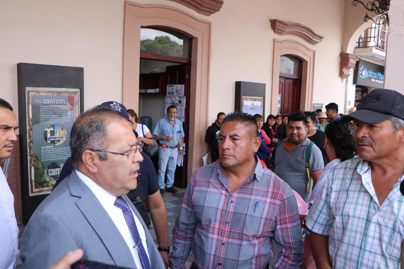 José Luis Téllez Marín, atiende a profesores y padres de familia, que se manifestaron por falta de maestros en las aulas.