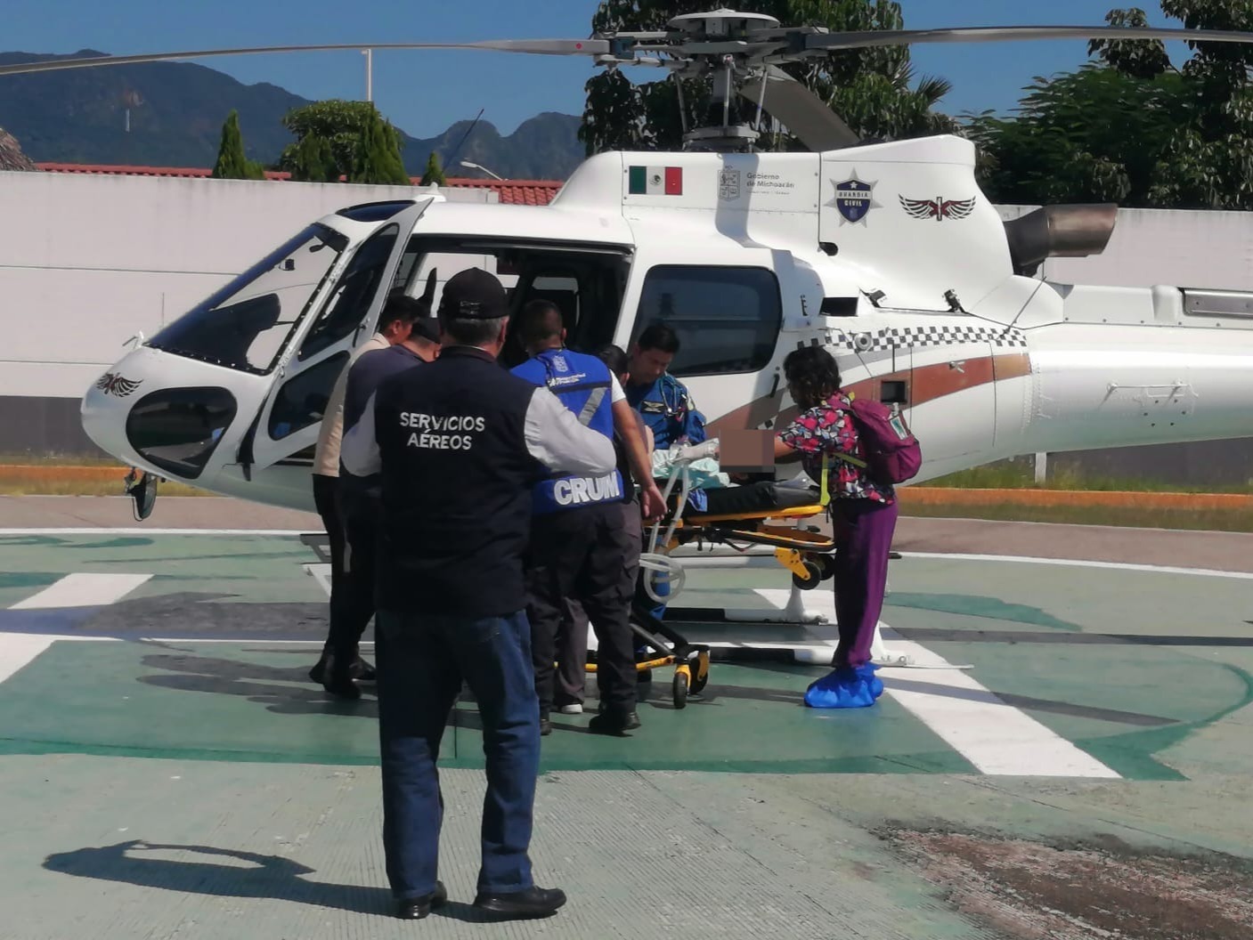 De Huetamo a Morelia, SSP traslada de manera urgente y vía aérea a mujer embarazada.