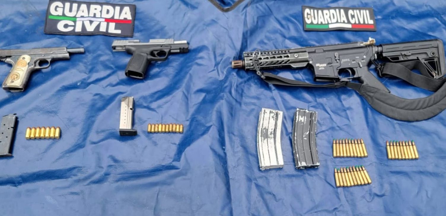 Dentro del Blindaje Zamora, SSP asegura a tres masculinos en posesión de un fusil y dos pistolas.