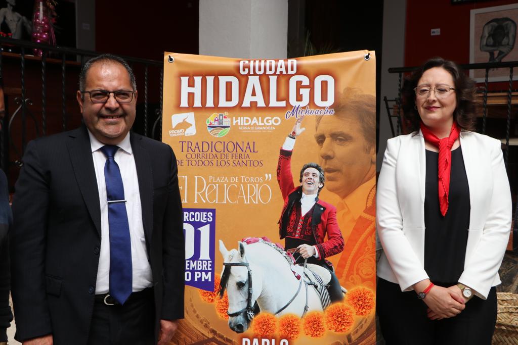  El Presidente Municipal, José Luis Téllez Marín y representantes de la Empresa Promo Toreando, presentaron el cartel de la corrida de toros.