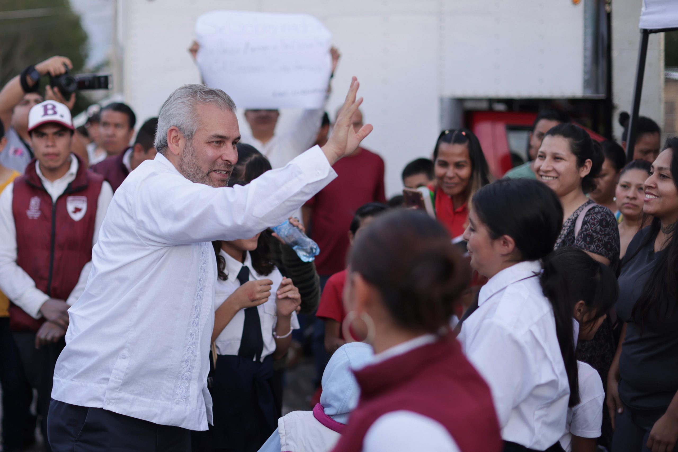 En Villas del Pedregal, inaugura Bedolla primer sistema de videovigilancia vecinal.
