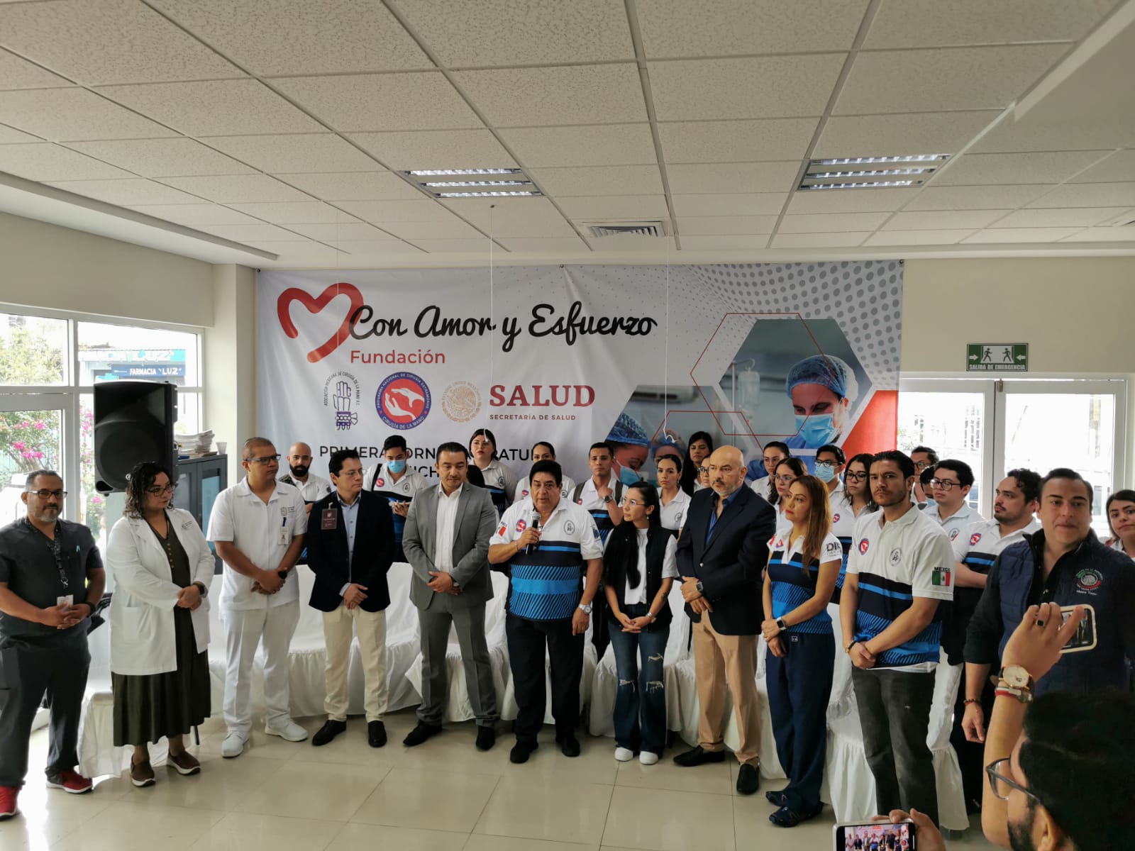 Realizan 42 cirugías gratuitas de mano en Hospital de Uruapan.