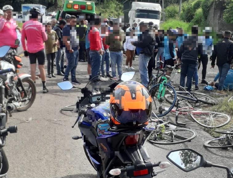 Atropellan a un grupo de ciclistas  peregrinos en la carretera Uruapan – Pátzcuaro hay 6 lesionados.